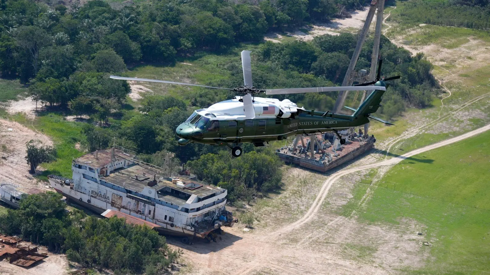 Biden schaut sich den Amazonas aus der Luft an. (Foto: Manuel Balce Ceneta/AP)