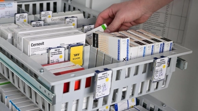 Ein Mitarbeiter eines Krankenhauses im Landkreis Landshut soll Medikamente ausgetauscht haben. Gegen ihn laufen nun Ermittlungen. (Archivbild) (Foto: Bernd Weißbrod/dpa)