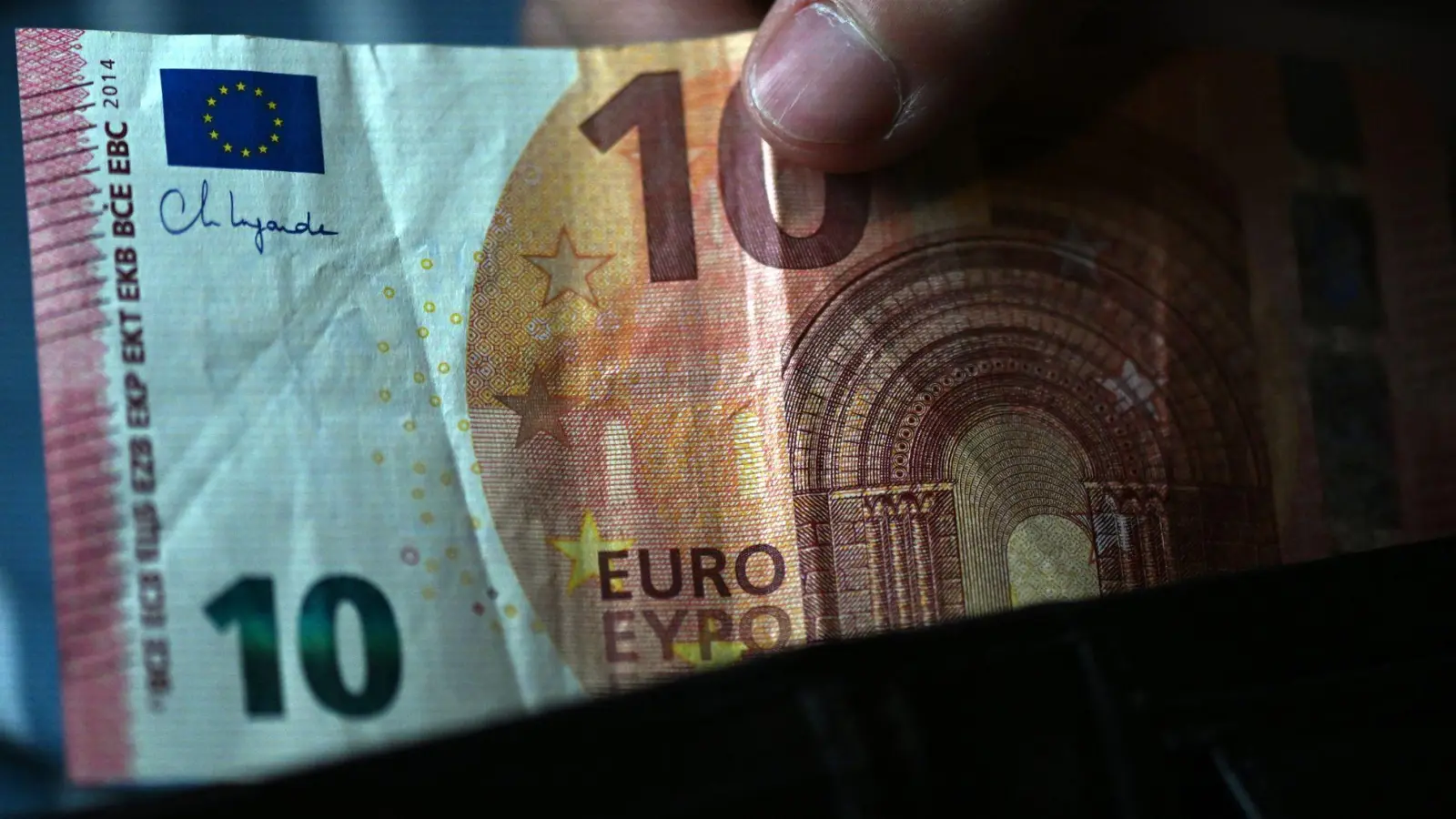 Laut einer Umfrage greifen die meisten Deutschen bei Rechnungen bis zu 20 Euro zum Bargeld. (Foto: Federico Gambarini/dpa)