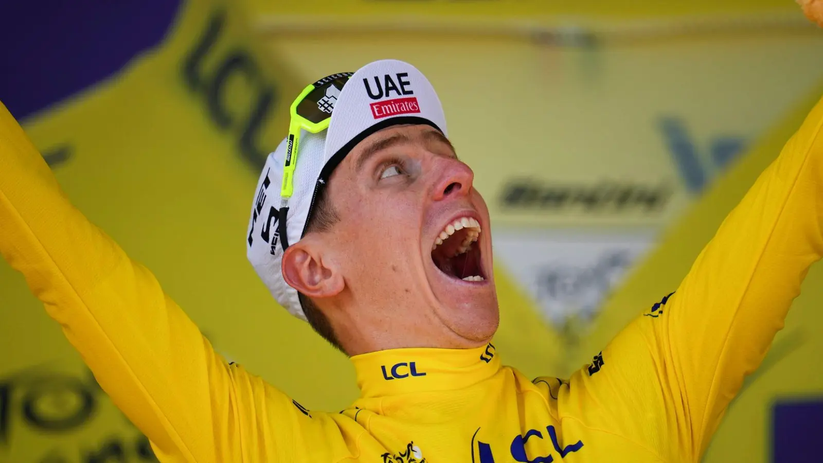 Tadej Pogacar aus Slowenien jubelt nach der 17. Etappe der Tour de France im Gelben Trikot des Gesamtführenden auf dem Podium. (Foto: Daniel Cole/AP/dpa)