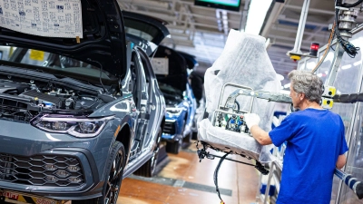 Die Stimmung in der Automobilbranche ist schlecht. Wer seinen beruflichen Mittelpunkt deshalb in einen anderen Sektor verlagern will, muss sich geschickt verkaufen. (Foto: Moritz Frankenberg/dpa/dpa-tmn)