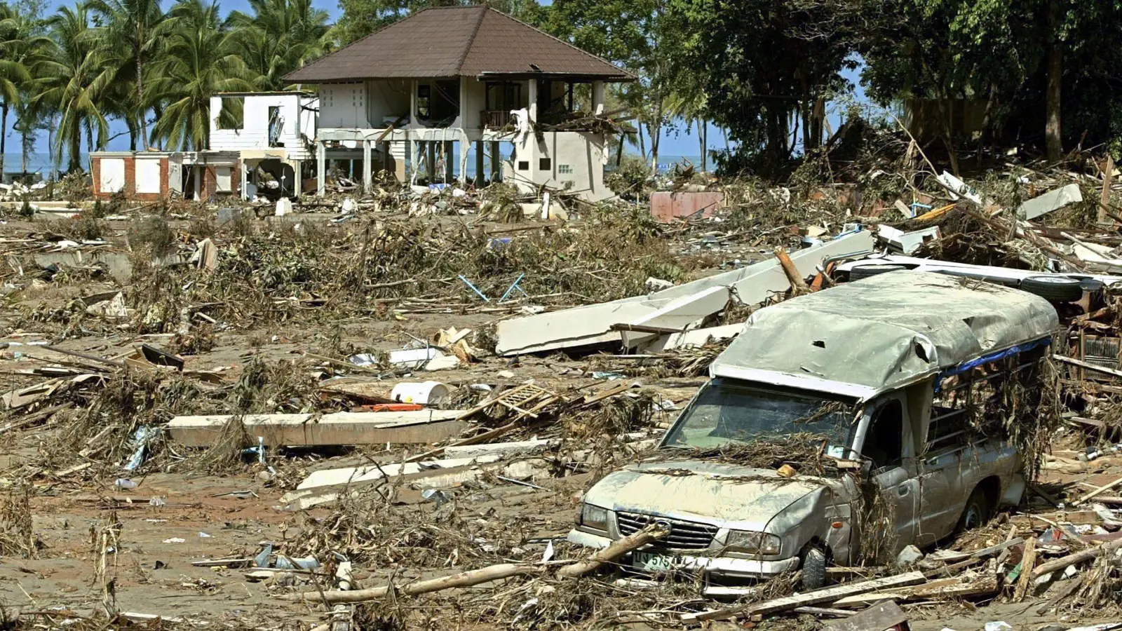 Die Zerstörungen durch den Tsunami waren gewaltig - auch in der beliebten Urlaubsregion Khao Lak in Thailand. (Archivbild) (Foto: picture alliance / epa Rungroj Yongrit/EPA/dpa)