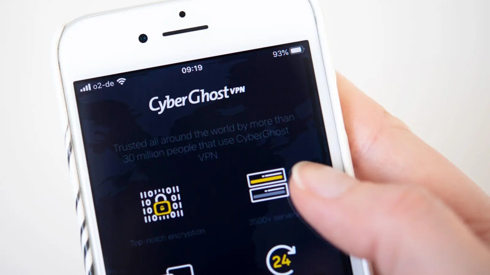 Wer ein Abo bei einem VPN-Dienst wie CyberGhost, Mullvad, NordVPN oder Surfshark abschließt, kann den Tunnel manchmal auch im Router, auf jeden Fall aber per App oder Programm auf den einzelnen Geräten nutzen. (Foto: Catherine Waibel/dpa-tmn)