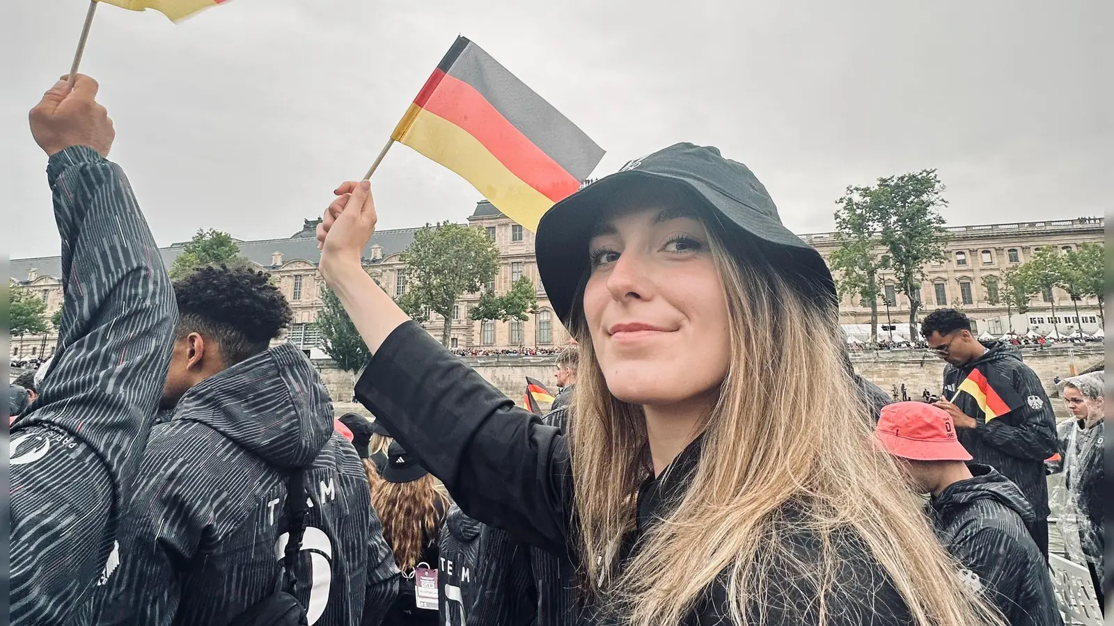 Für die Eröffnungsfeier ging es bereits zu Beginn kurz nach Paris. Fahnenschwenkend sind Luisa Geiselsöder und die deutschen Mannschaften mit einem Boot auf der Seine, vorbei an den Fans, gefahren. (Foto: privat)