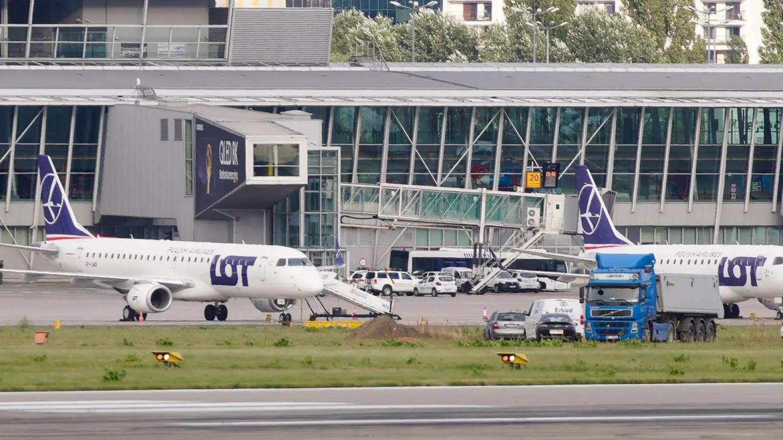 Flugzeuge der polnischen Fluggesellschaft LOT sind am Chopin-Flughafen Warschau geparkt. Polens Regierung plant, bis 2032 einen neuen Großflughafen in der Nähe der Hauptstadt zu bauen. (Foto: Jaap Arriens/XinHua/dpa)