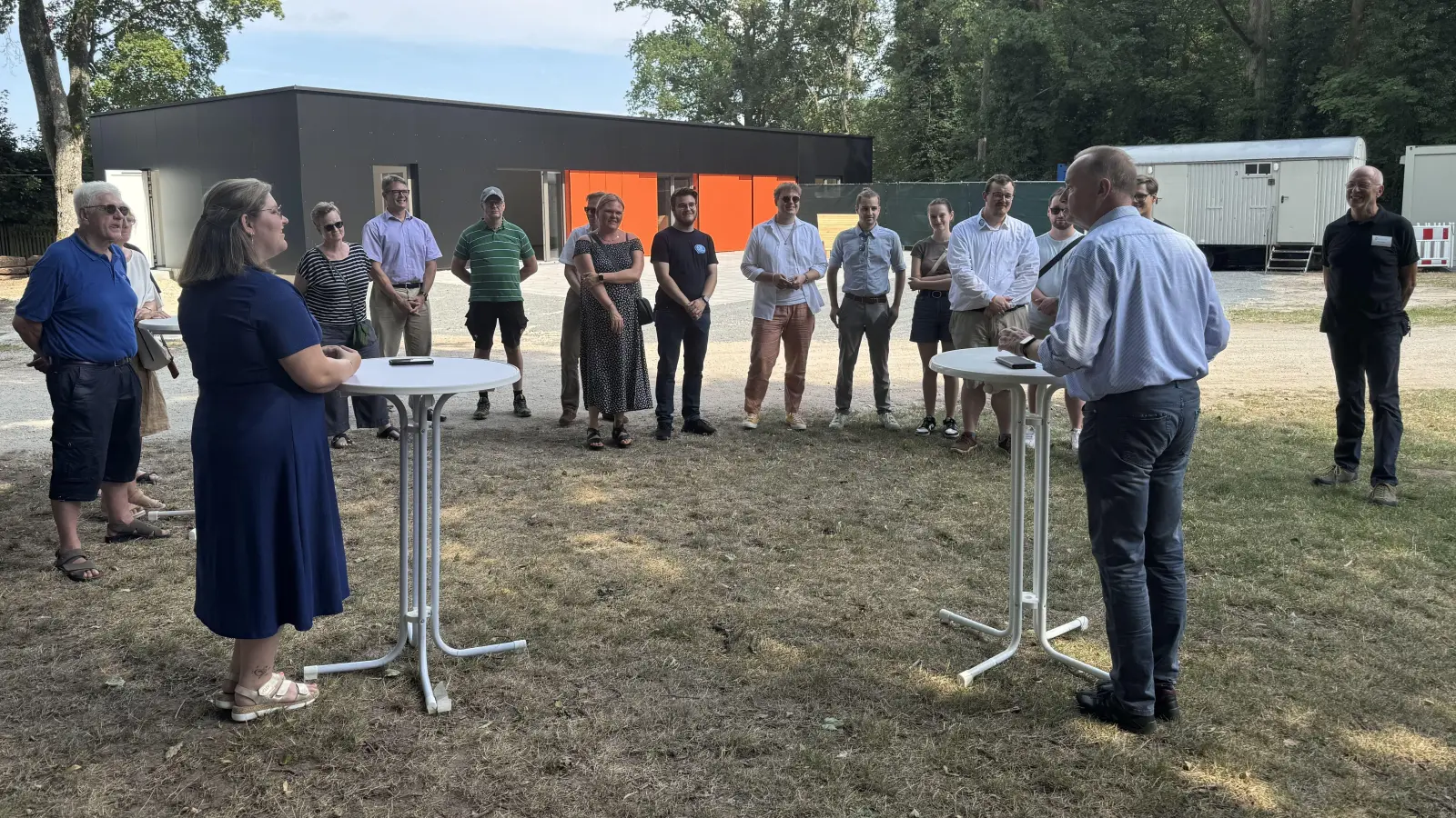 Oberbürgermeister Thomas Deffner (vorne rechts) würdigte bei der Übergabe des neuen Gebäudes am Waldspielplatz den Stadtjugendring. Dessen Vorsitzende Sophia Sauerhöfer (vorne links) blickte auf die Zustände am Zeilberg vor dem Neubau zurück. (Foto: Oliver Herbst)