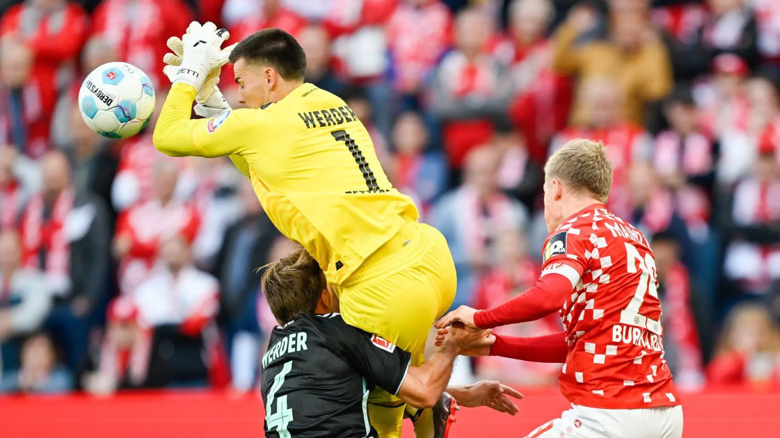 Bremens Torwart Michael Zetterer leitete das 1:1 der Mainzer mit einem Fehler ein. (Foto: Uwe Anspach/dpa)