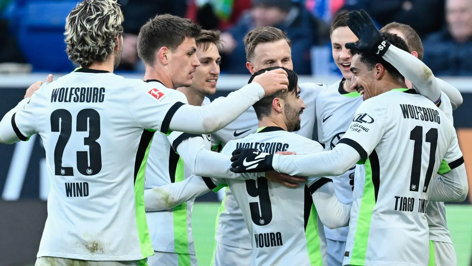 Torschütze zum 1:0 für Wolfsburg: Mohamed Amoura (M.) (Foto: Uwe Anspach/dpa)