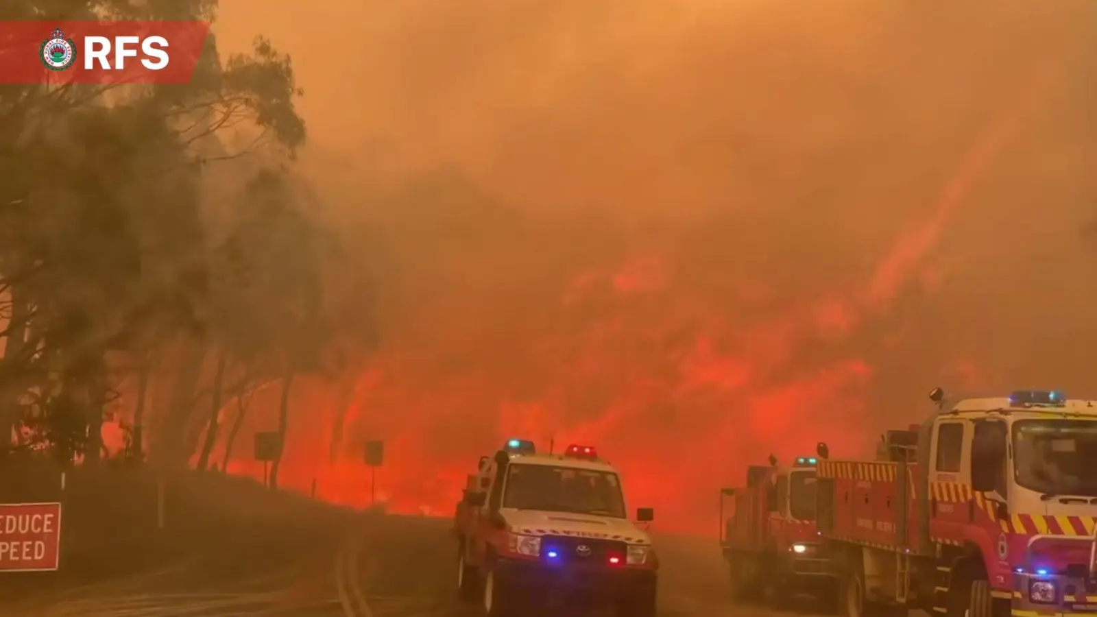 Ausgelöst wurde das Buschfeuer  nordwestlich von Sydney wohl durch einen Blitzschlag. (Foto: NSW FIRE AND RESCUE/AAP/dpa)