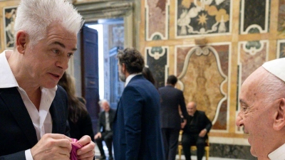 Der Komiker Michael Mittermeier überreicht Papst Franziskus bei einer Audienz ein DFB-Trikot. (Foto: Vatican Media/dpa)