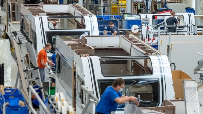 Wohnmobilhersteller Knaus Tabbert wird in seinen Hauptwerken eine Produktionspause einlegen. (Archivbild) (Foto: Armin Weigel/dpa)