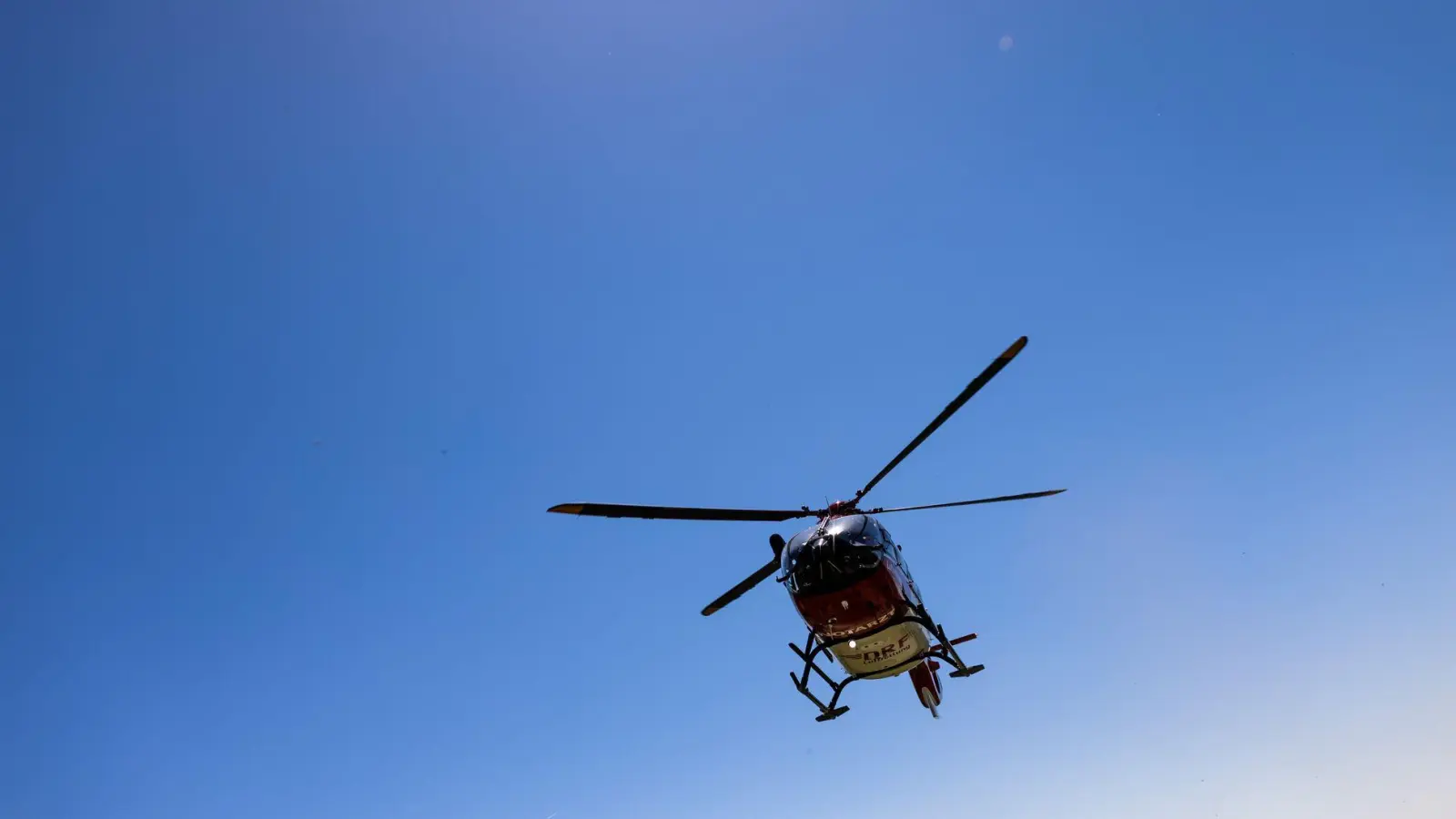 Nach einem Schwächeanfall auf einem Turm in der Oberpfalz ist ein Mann mit einem Rettungshubschrauber in ein Krankenhaus geflogen worden. (Symbolbild) (Foto: Philipp von Ditfurth/dpa)