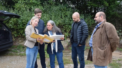 Die 17. Kammer studierte unter anderem die Pläne (von links): Monika Nikolaus, Sebastian Renner, Vorsitzende Kathrin Gensler, Juri Kelsch und Jürgen Krüger. (Foto: Florian Schwab)