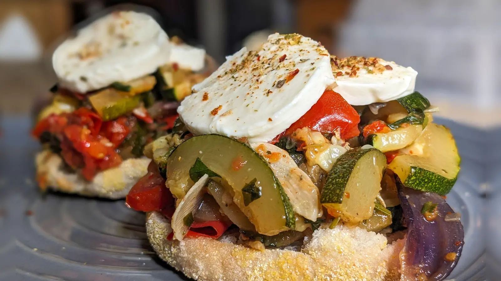 Ein Toastie zum Reinbeißen: Auf das Toastbrötchen kommen das angebratene Zucchini-Tomaten-Gemüse sowie Mozzarellascheiben.  (Foto: Doreen Hassek/hauptstadtkueche.blogspot.com/dpa-tmn)