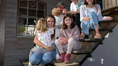 Die Familie mit Vater Georg (M) und Mutter Barbi Quiring (l), ihre beiden leiblichen Kinder und ihre drei Pflegekinder: In Hessen nimmt die Zahl der jüngeren Pflegekinder zu, die Anzahl der Pflegefamilien verharrt aber auf demselben Niveau. (Foto: Arne Dedert/dpa)