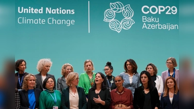 Außenministerin Annalena Baerbock spricht während eines Fototermins mit anderen weiblichen Führungspersönlichkeiten auf dem UN-Klimagipfel COP29. (Foto: Peter Dejong/AP)