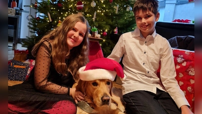 Katharina und Niklas freuen sich, dass ihr „Goldie“ Max zur Familie gehört. Er wurde jedoch erst nach reiflicher Überlegung der Eltern angeschafft und nicht als spontanes Weihnachtsgeschenk für die Kinder. (Foto: Ute Niephaus)