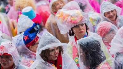 Der Karnevalsauftakt fand in Köln diesmal bei strömendem Regen statt. (Foto: Rolf Vennenbernd/dpa)