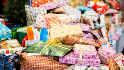 Jeder Fünfte kauft Weihnachtsgeschenke schon im Oktober oder früher. (Foto: Christoph Soeder/dpa)