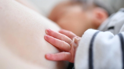 Kleine Babys wollen häufig an die Brust - acht bis zwölf Stillmahlzeiten pro Tag sind ganz normal. (Foto: Uwe Anspach/dpa-tmn)