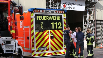 Bei einem Großeinsatz hat die Feuerwehr Bielefeld das Klinikum Mitte mit Sauerstoff-Reserven versorgt. (Foto: Christian Müller/dpa)