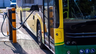 Seit 2018 fördert der Bund die Umrüstung der Busflotten in Deutschland - Tausende E-Busse sind seither im Linienverkehr unterwegs. (Archivbild) (Foto: Jens Büttner/dpa)