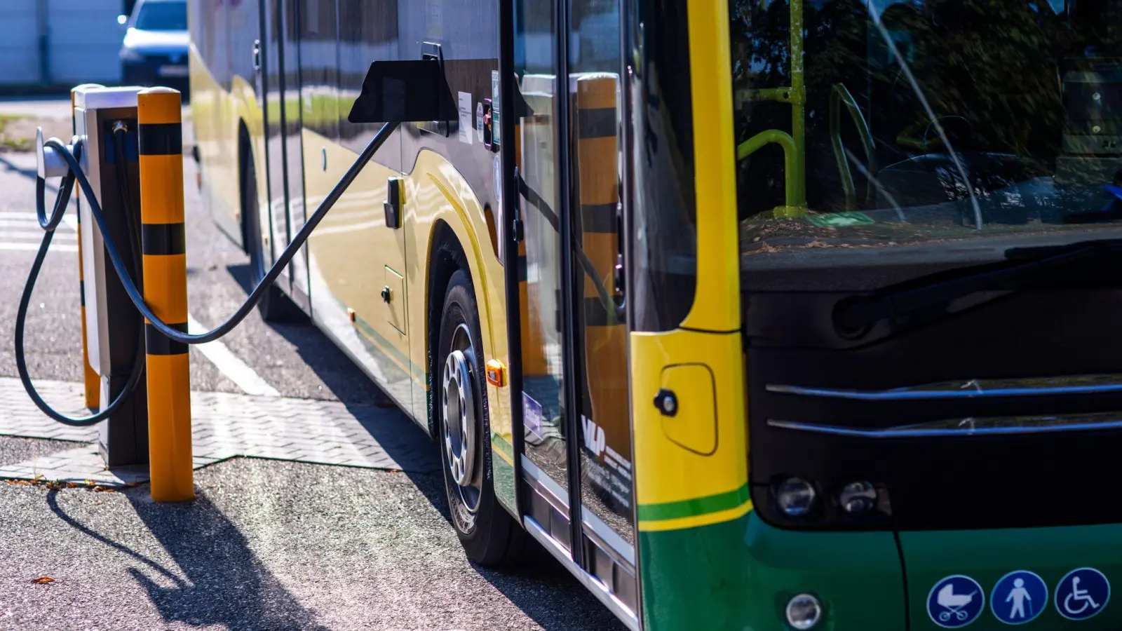 Seit 2018 fördert der Bund die Umrüstung der Busflotten in Deutschland - Tausende E-Busse sind seither im Linienverkehr unterwegs. (Archivbild) (Foto: Jens Büttner/dpa)