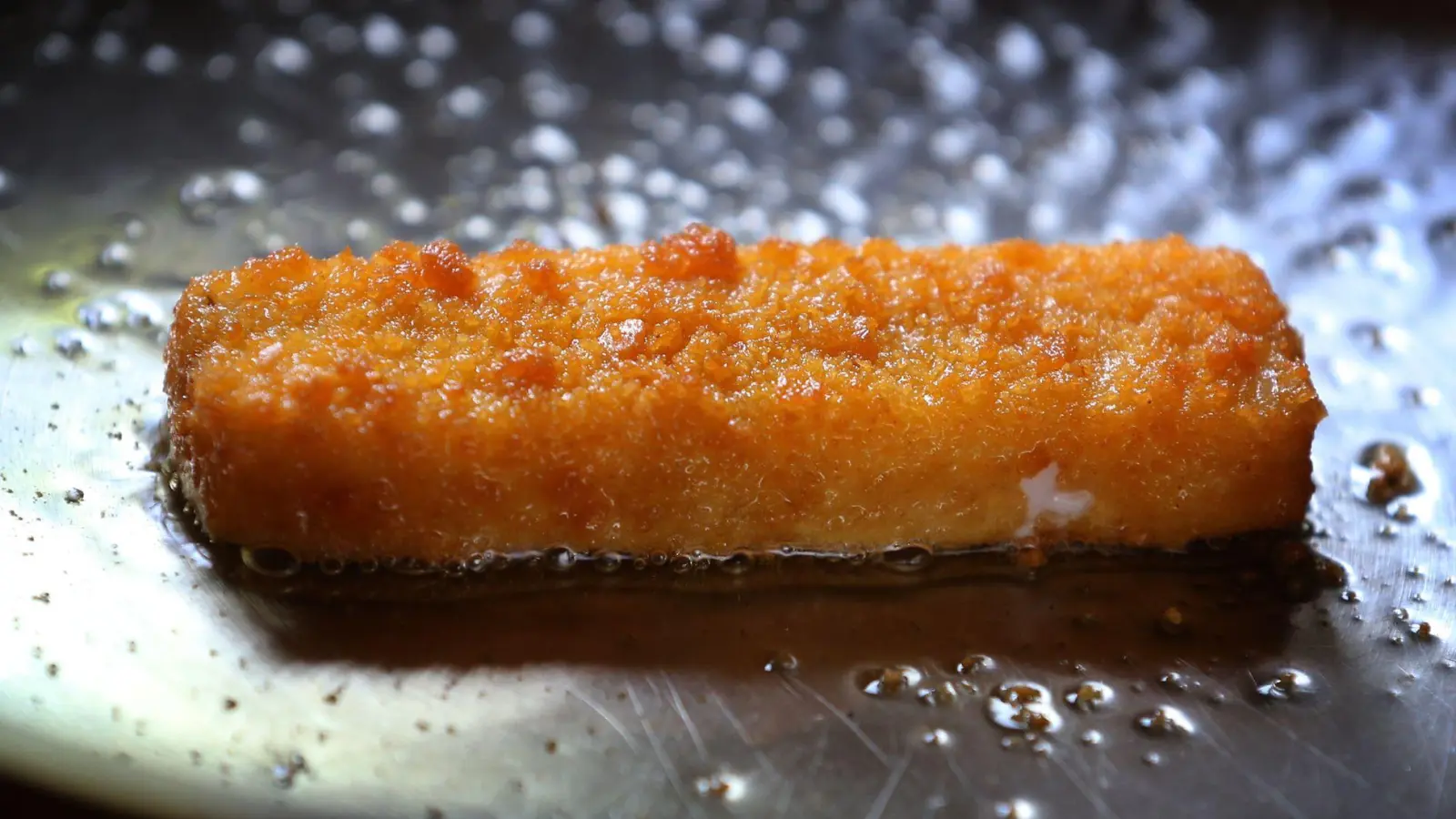 Verbraucher sollten die Fischstäbchen nicht braten oder gar essen. (Archivfoto) (Foto: Karl-Josef Hildenbrand/dpa)