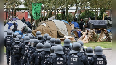 Behelmte Polizisten 2022 bei der freiwilligen Räumung des Punk-Protestcamps auf Sylt. (Foto: Bodo Marks/dpa)