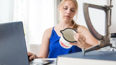 Was die Tasse wohl bringen könnte? Eine Internetrecherche kann bei der Einschätzung helfen. (Foto: Christin Klose/dpa-tmn)