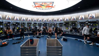 Ein kleines Heiligtum: Die Umkleidekabine des EHC Red Bull München. (Foto: Sven Hoppe/dpa)