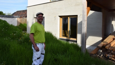 Das Haus ist mittlerweile so gut wie fertig. Eigentümer Alexander Heß bereut die Entscheidung keine Sekunde, das Gebäude mit Hanfkalk gebaut zu haben. (Foto: Florian Schwab)