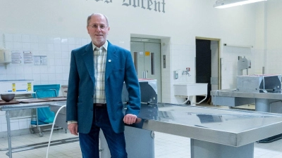 Der Leichenpräparator Alfred Riepertinger steht im Pathologischen Institut Schwabing im Seziersaal. (Foto: Peter Kneffel/dpa)
