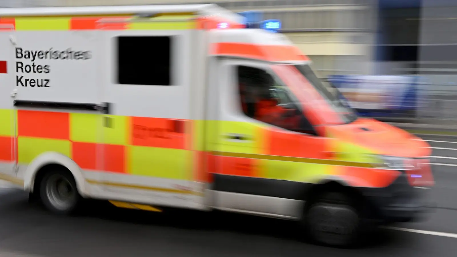 Zwei weitere Arbeiter wurden nach dem Unfall leicht verletzt ins Krankenhaus gebracht. (Symbolbild) (Foto: Peter Kneffel/dpa)