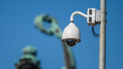 Geht es nach dem Willen der CSU im Landtag sollen auch mehr Videokameras das Sicherheitsgefühl der Frauen in Bayern verbessern. (Archivbild) (Foto: Peter Kneffel/dpa)