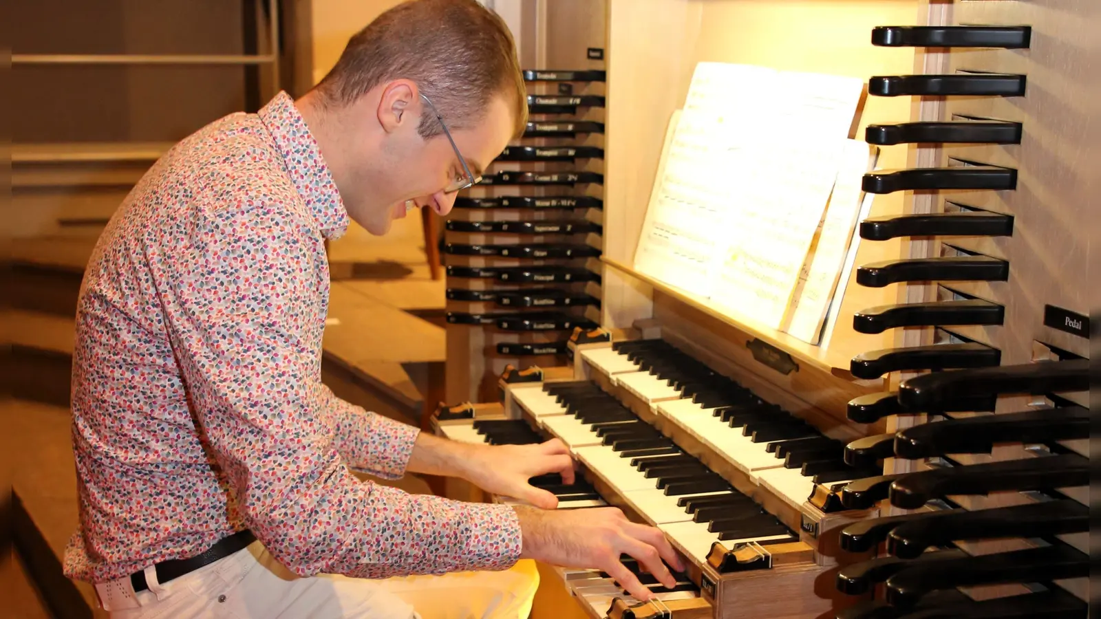 An der Weimbs-Orgel der Ansbacher Ludwigskirche: Regionalkantor Thorsten Rascher bei seinem Antrittskonzert. (Foto: Alexander Biernoth)