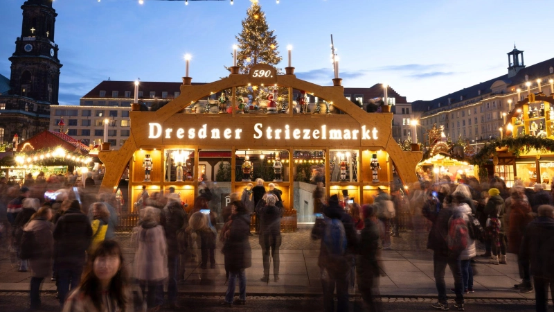 Achtung, Tasche gut festhalten: Wird sie auf dem Weihnachtsmarkt gestohlen, zahlt die Versicherung häufig nicht. (Foto: Sebastian Kahnert/dpa/dpa-tmn)