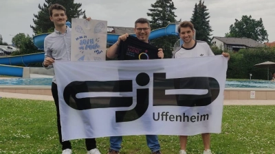 Freuen sich schon auf die „Join the Pool“-Party am Samstag in Uffenheim: Joshua Hassolt, Ralf Romankiewicz und Pirmin Krämer (von links). (Foto: Beatrix Krämer)