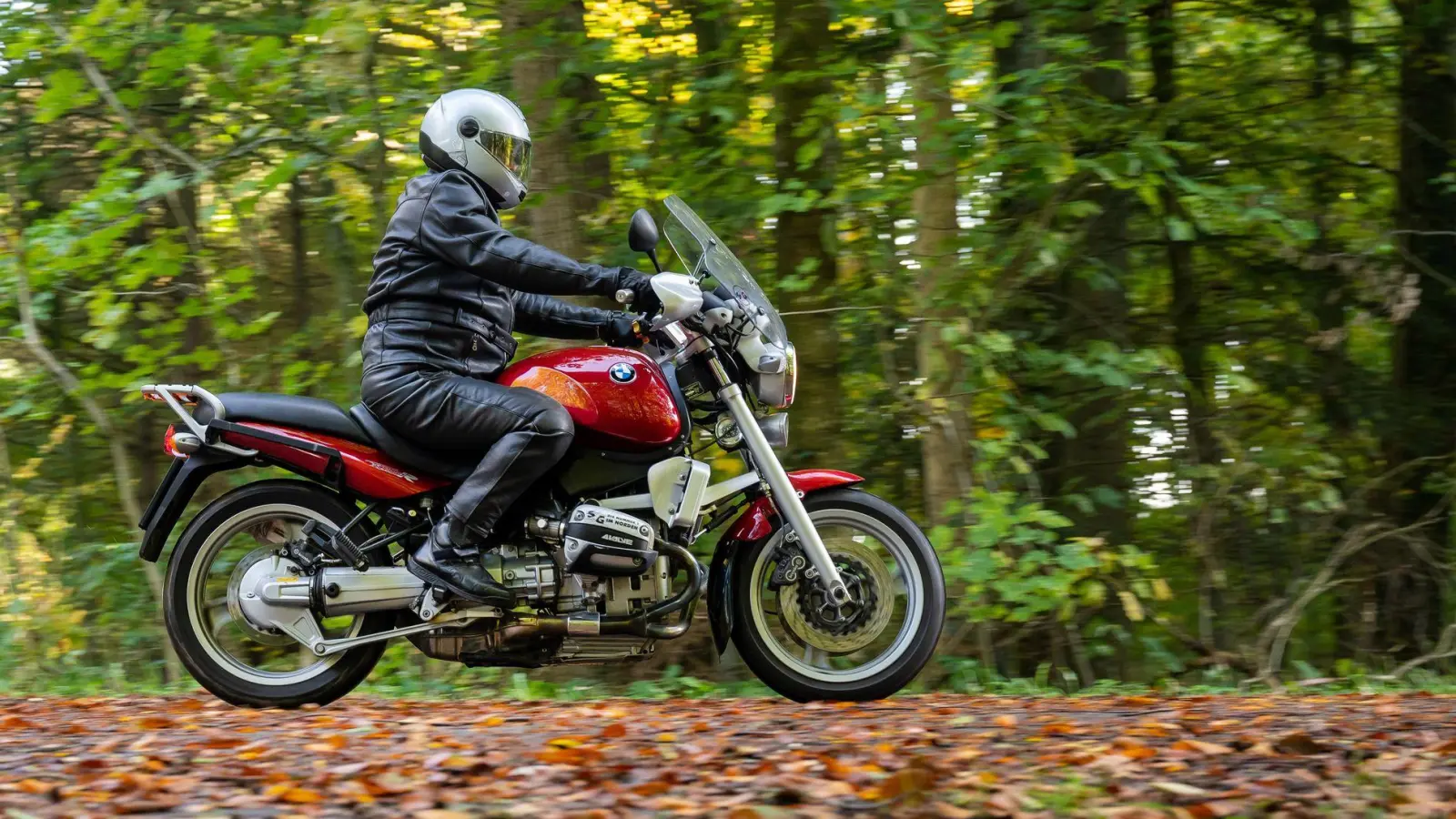 Motorradtour im Herbst: Auf das richtige Schuhwerk sollte dabei nicht verzichtet werden. (Foto: Benjamin Nolte/dpa-tmn)