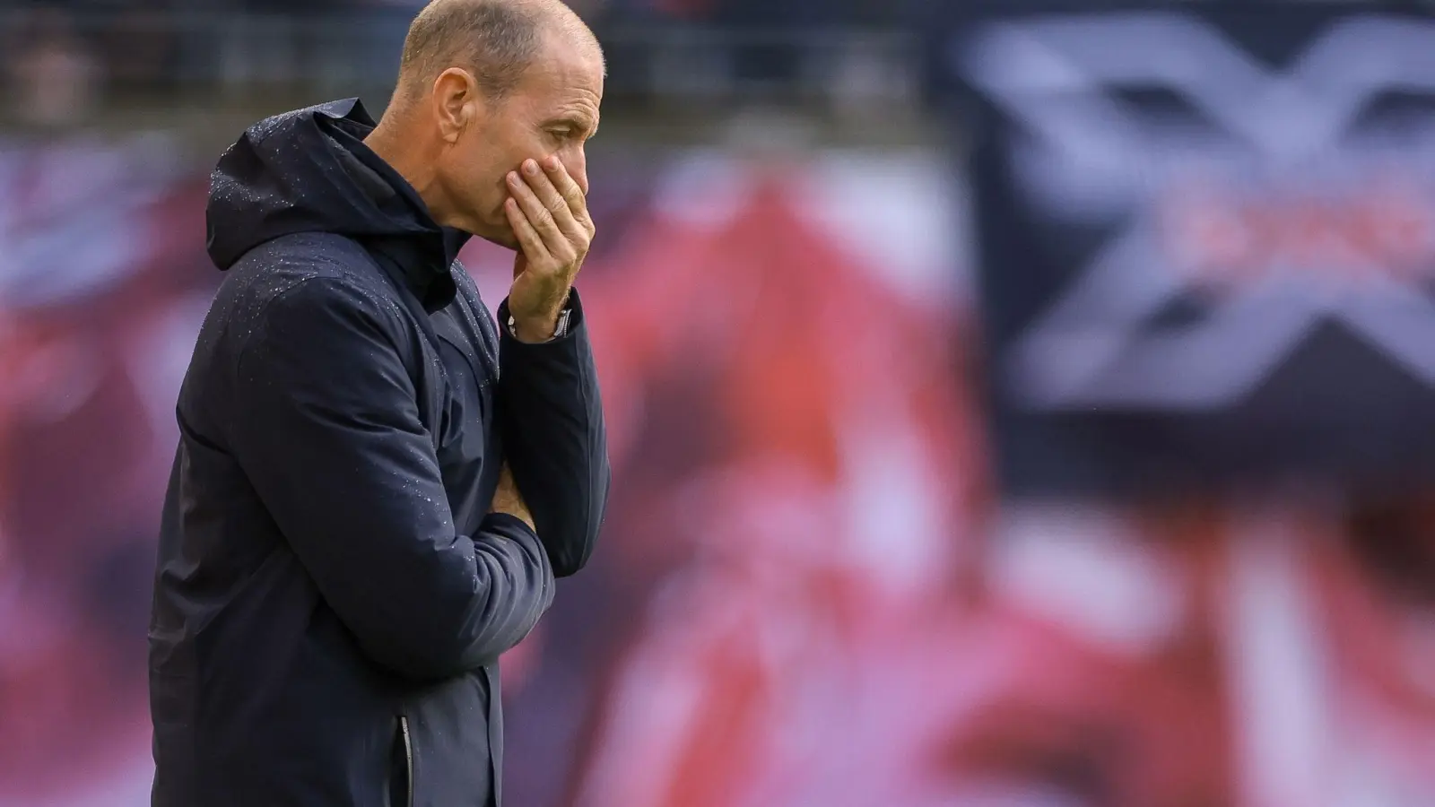 Trainer Jess Thorup braucht mit dem FC Augsburg dringend ein Erfolgserlebnis. (Foto: Jan Woitas/dpa)