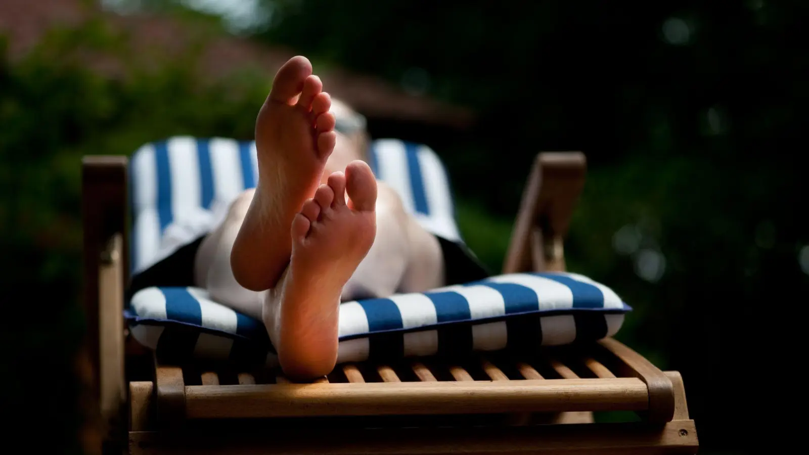 Sonnenbaden oder relaxen im Schatten - das geht am besten auf einer bequemen Gartenliege. (Foto: Klaus-Dietmar Gabbert/dpa-tmn)