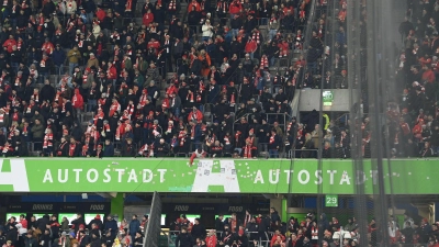 Fans von Union Berlin in Wolfsburg. (Foto: Swen Pförtner/dpa)