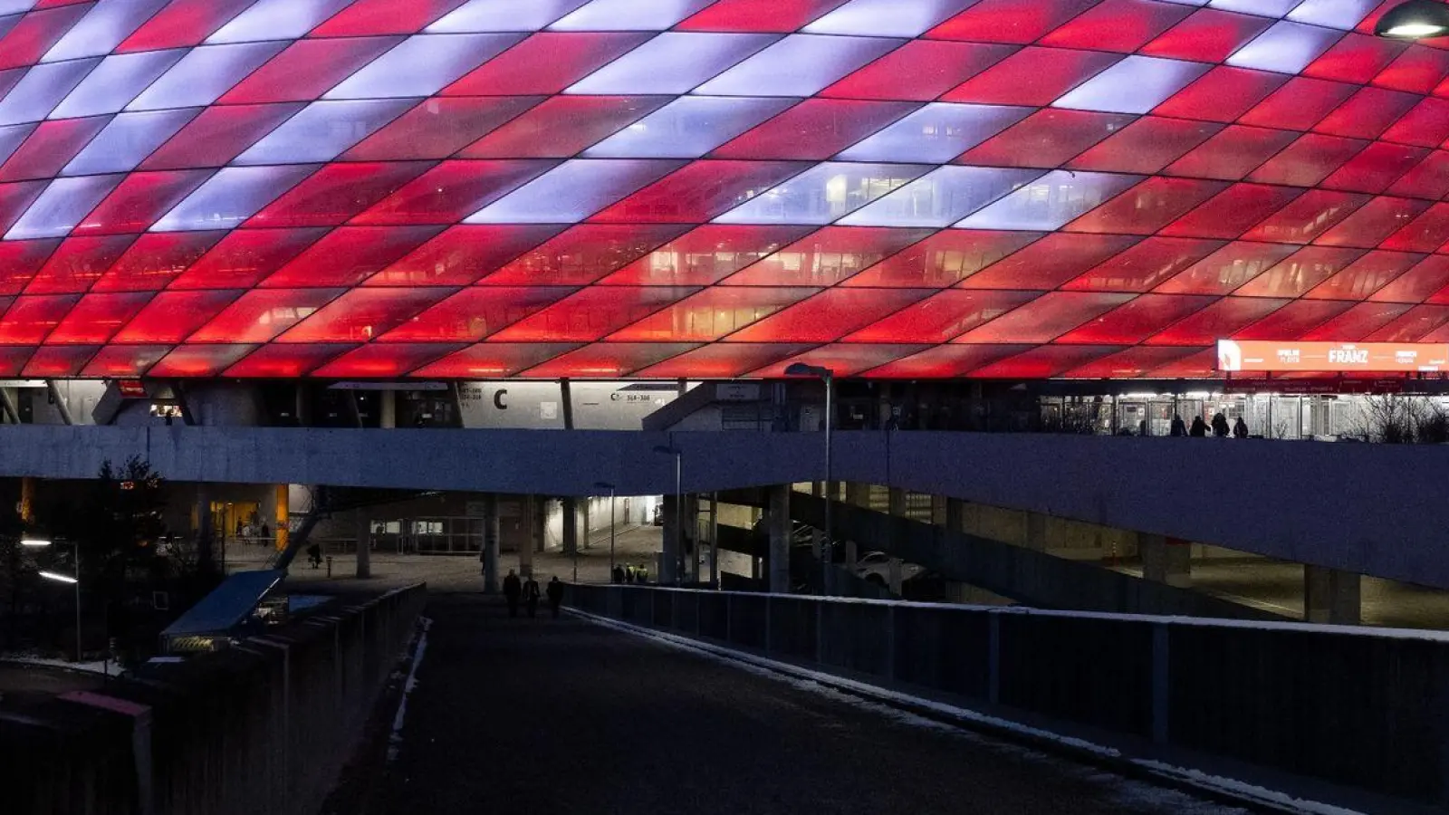 Der Schriftzug „Danke Franz” steht nach der Veranstaltung auf dem beleuchteten Stadion. (Foto: Sven Hoppe/dpa)