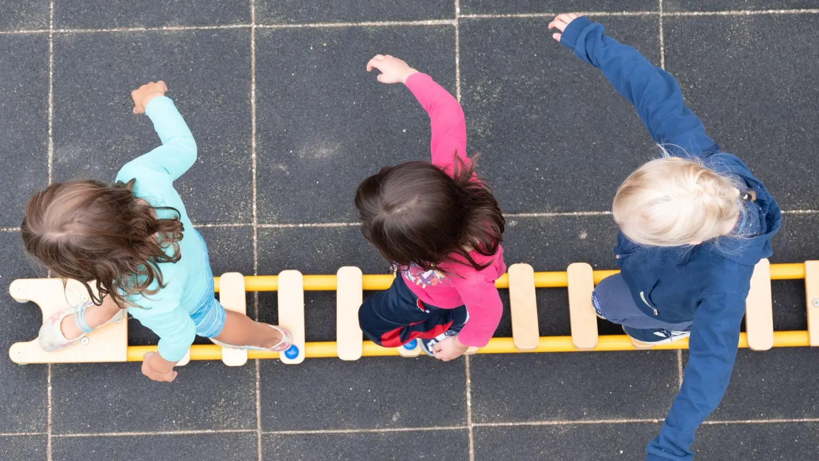 Die Zahl der Kinder unter drei Jahren in Kindertagesbetreuung ist zum 1. März 2024 im Vorjahresvergleich um rund 8.400 auf insgesamt 848.200 Kinder gesunken (Symbolbild).  (Foto: Sebastian Kahnert/dpa-Zentralbild/dpa)