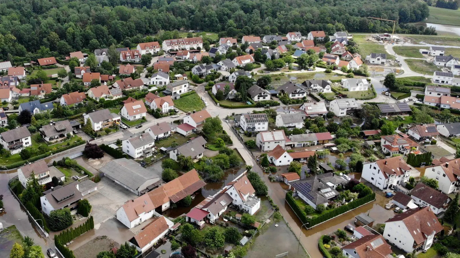 Hochwasserschäden sind durch eine Elementarschutz-Versicherung abgedeckt. Ohne diese Versicherung können die Reparaturkosten als außergewöhnliche Belastungen in der Steuererklärung angegeben werden. (Foto: Stefan Puchner/dpa/dpa-tmn)