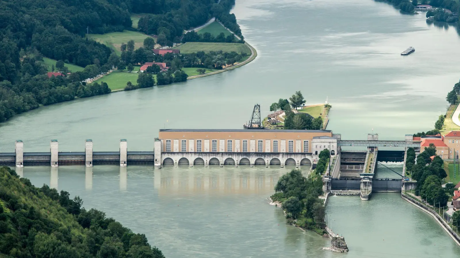 Der neue Energiespeicher soll als Erweiterung des bestehenden Donaukraftwerks Jochenstein entstehen. (Foto: picture alliance / dpa)