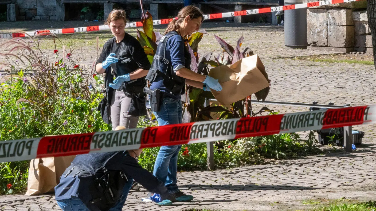 Der Tatort wurde abgesperrt. (Foto: Peter Kneffel/dpa)