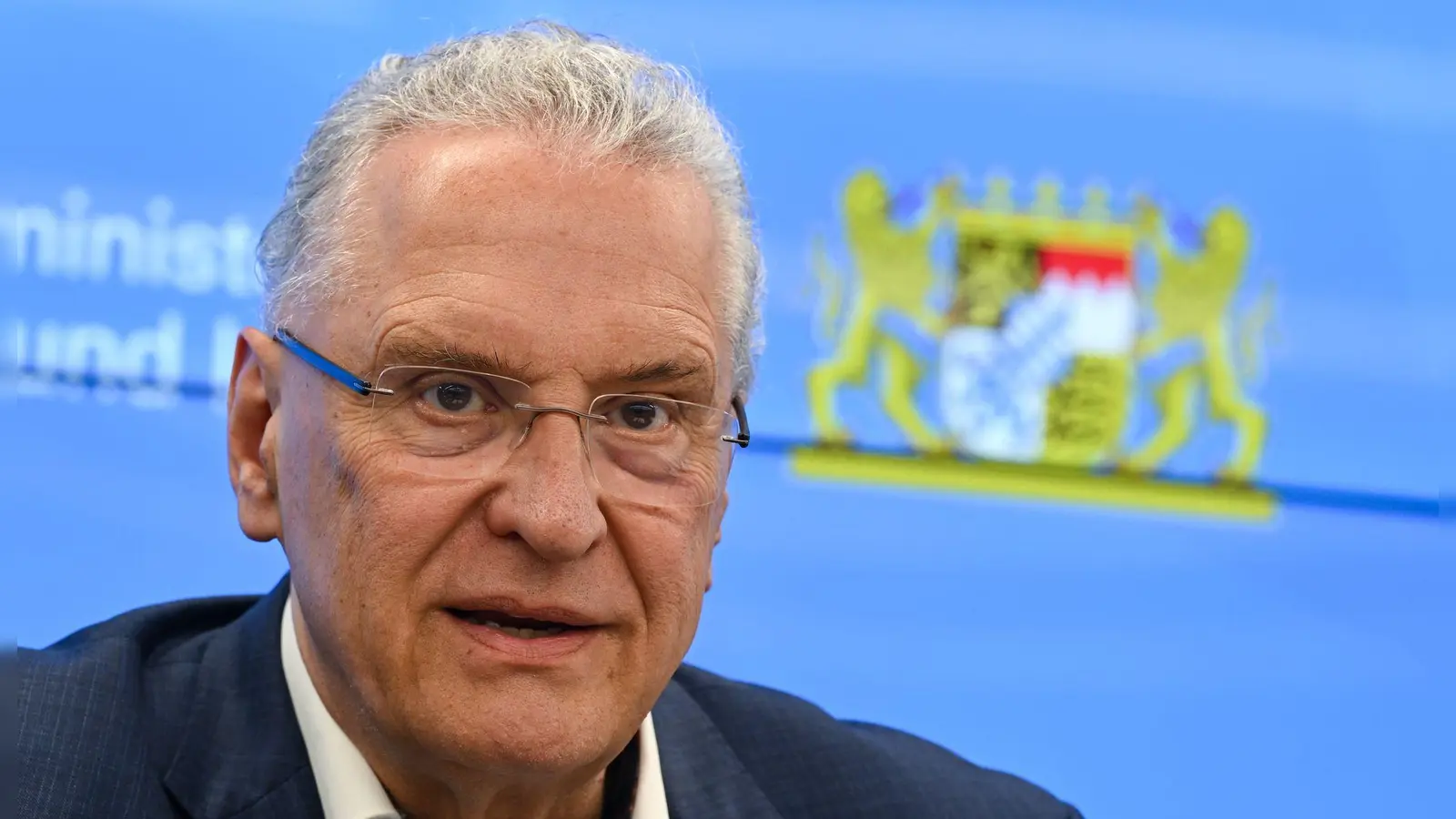 Bei der Innenministerkonferenz will die Unionsseite nicht nur beim Thema Migration Druck aufbauen. Bayerns Innenminister Joachim Herrmann (CSU) und seine Kollegen von der CDU haben einen Katalog von Forderungen im Gepäck. (Archivbild) (Foto: Arne Dedert/dpa)