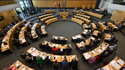 Im zweiten Anlauf hat der Thüringer Landtag am Samstag seine konstituierende Sitzung absolviert. (Foto: Martin Schutt/dpa)