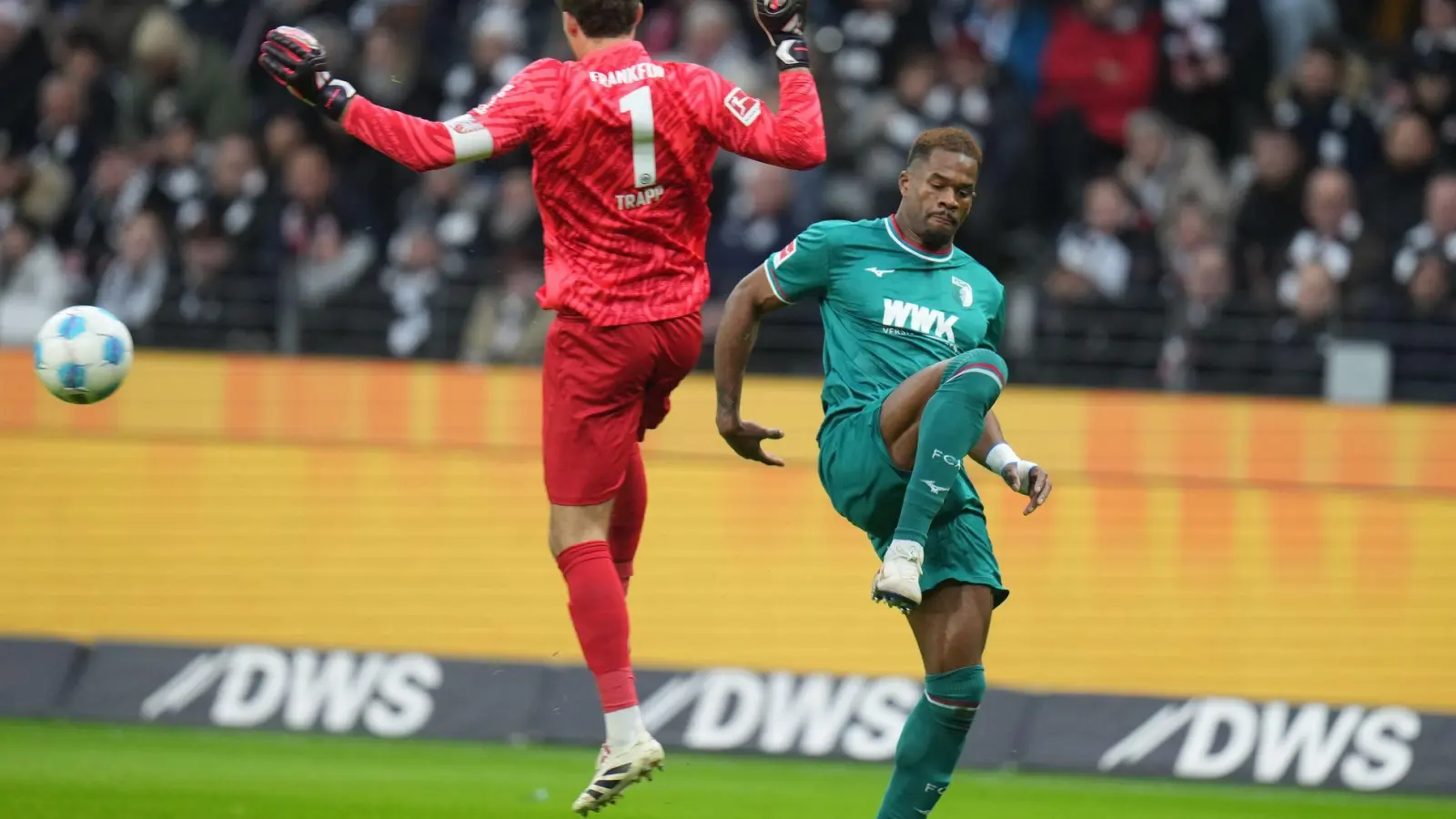 Augsburg Samuel Essende (rechts) traf nach einem Patzer von Frankfurt-Torwart Kevin Trapp. (Foto: Thomas Frey/dpa)